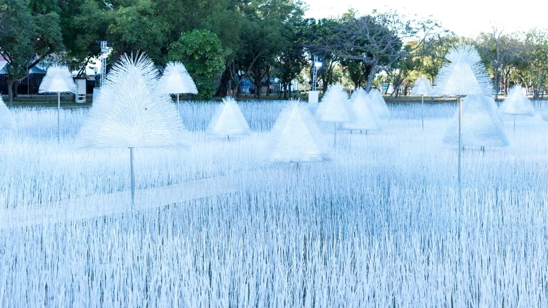 高鐵燈區-城裡有光展區:鹽田浮光 高鐵燈區-城裡有光展區:鹽田浮光