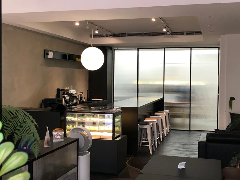 安和店的新址,店舖風格配合品牌視覺,轉換為黑色與白色的俐落路線。 安和店的新址,店舖風格配合品牌視覺,轉換為黑色與白色的俐落路線。