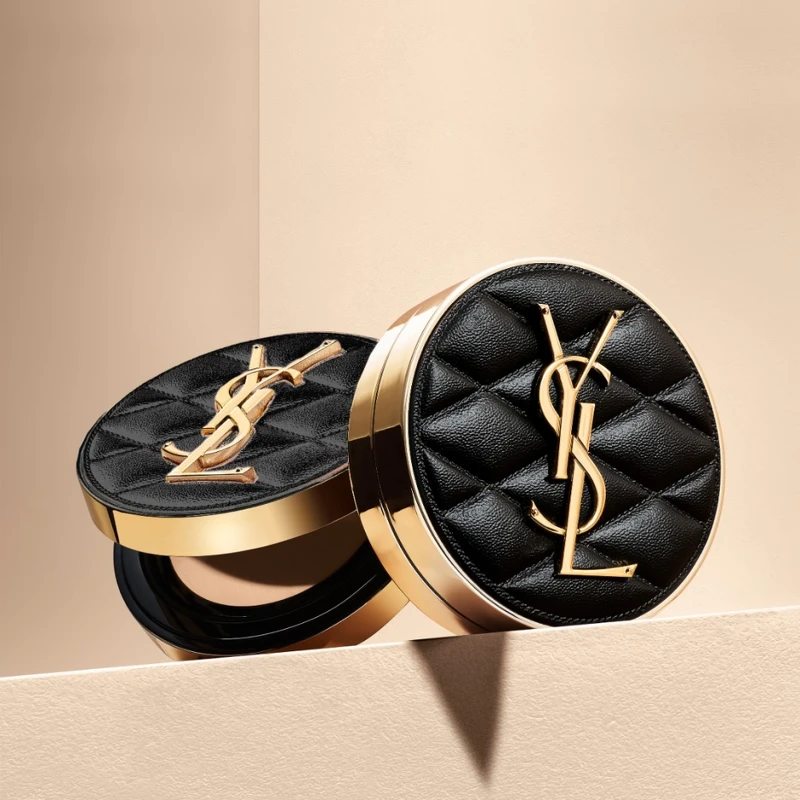 2024 YSL恆久完美霧光氣墊粉餅高訂菱格版情境圖。