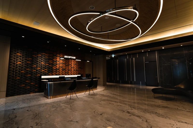 挑高的天花板上的裝飾線條,源自漁夫灑網的拋物線的軌跡。 挑高的天花板上的裝飾線條,源自漁夫灑網的拋物線的軌跡。