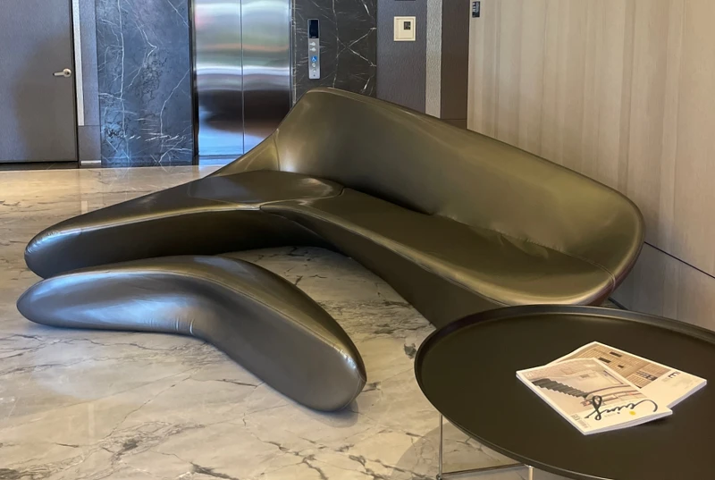 建築女帝 Zaha Hadid 設計的《Moon System》沙發。 建築女帝 Zaha Hadid 設計的《Moon System》沙發。