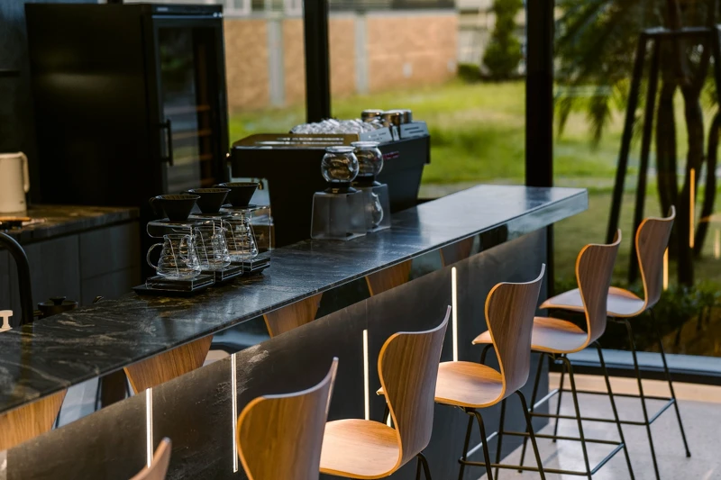 丹麥設計巨匠 Arne Jacobsen 設計的吧檯椅 Series 7。 丹麥設計巨匠 Arne Jacobsen 設計的吧檯椅 Series 7。