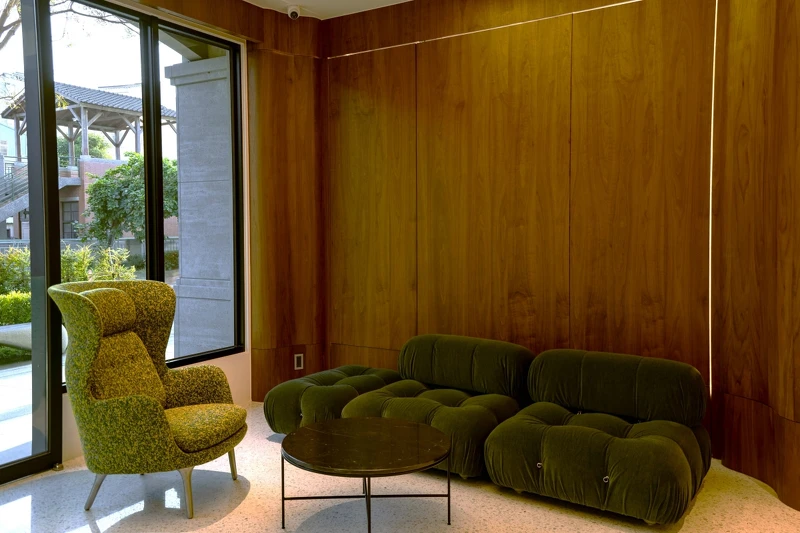 咖啡廳一角有設計師 Jamie Hayon 的主人椅RO,設計師 Mario Bellini 的沙發。 咖啡廳一角有設計師 Jamie Hayon 的主人椅RO,設計師 Mario Bellini 的沙發。