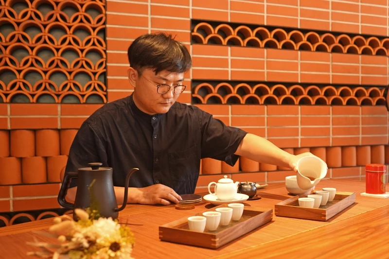 台南老字號「甲子園茶行」冠軍製茶師蘇冠杰。 台南老字號「甲子園茶行」冠軍製茶師蘇冠杰。