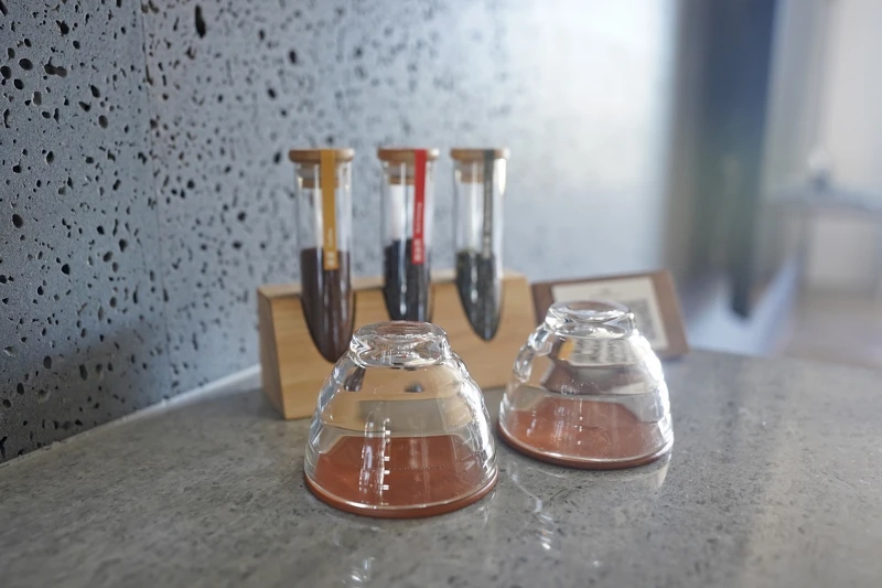 鮮磨咖啡粉、台南老字號甲子園茶行的高山茶與紅烏龍。 鮮磨咖啡粉、台南老字號甲子園茶行的高山茶與紅烏龍。