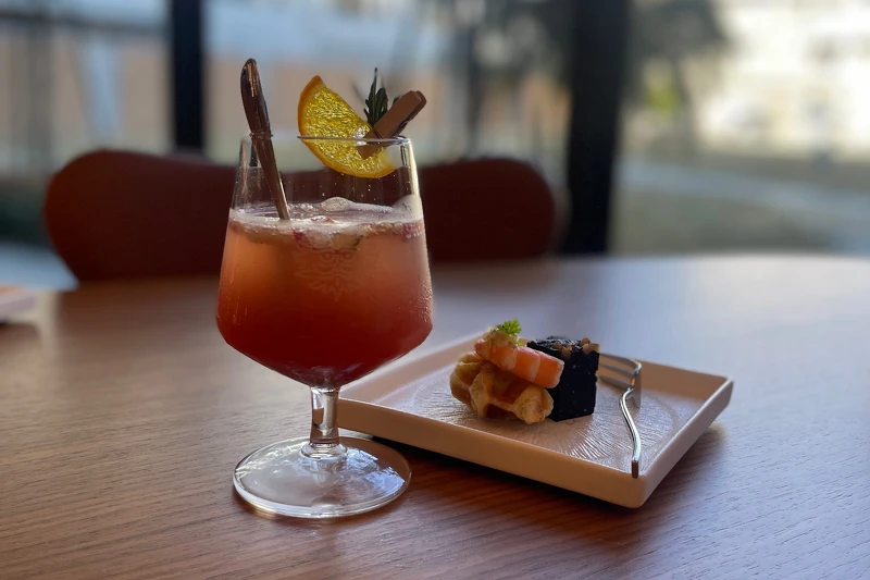 在享用迎賓午茶小點中 Check-In。 在享用迎賓午茶小點中 Check-In。