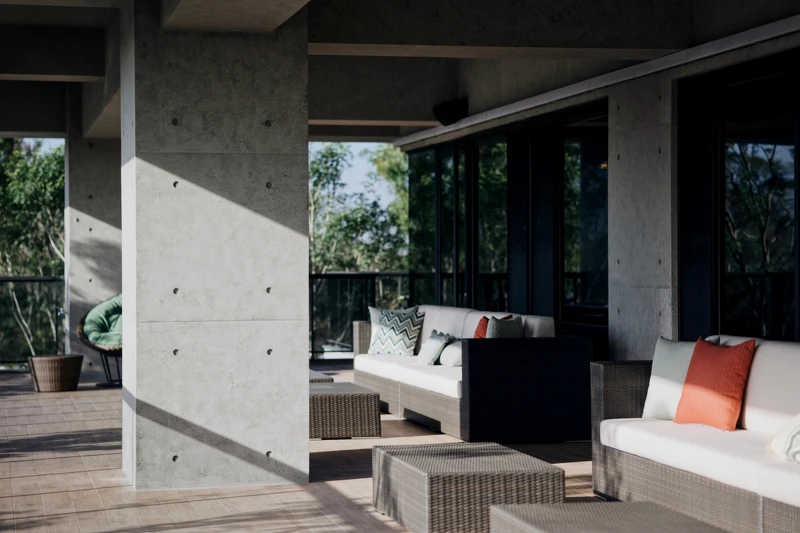 寬闊露台與多個休憩角落,能觀賞夕陽美景。 寬闊露台與多個休憩角落,能觀賞夕陽美景。