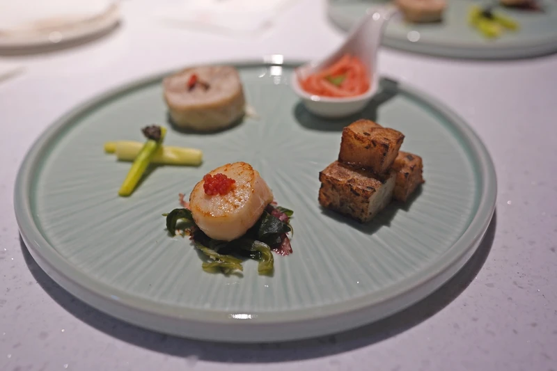 前菜冷盤「松露蘆筍/魚子醬干貝/醉雞捲/草莓木瓜絲/香煎蘿蔔糕」。 前菜冷盤「松露蘆筍/魚子醬干貝/醉雞捲/草莓木瓜絲/香煎蘿蔔糕」。