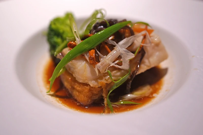 主菜「花雕古法蒸魚菲力」。 主菜「花雕古法蒸魚菲力」。