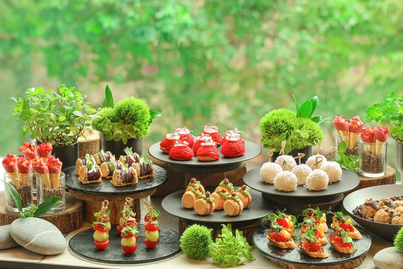 會議中的餐點內容百分之百使用在地食材，以減低食物里程與碳足跡的消耗。廚藝團隊更選用友善雞蛋聯盟認證之放牧雞蛋、動物福利標章認證之牛奶，以及公平交易及雨林聯盟認證的咖啡豆等