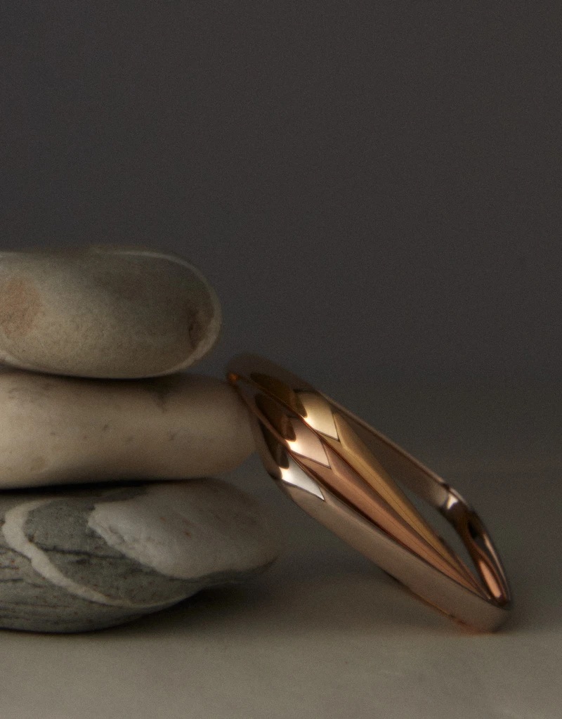 Trinity 系列枕形款手環,18K白金、玫瑰金與黃金,Cartier。Photographer/Hedy Chang Editor/Kate Tu Set Designer/Sarah Liu Trinity 系列枕形款手環,18K白金、玫瑰金與黃金,Cartier。Photographer/Hedy Chang Editor/Kate Tu Set Designer/Sarah Liu