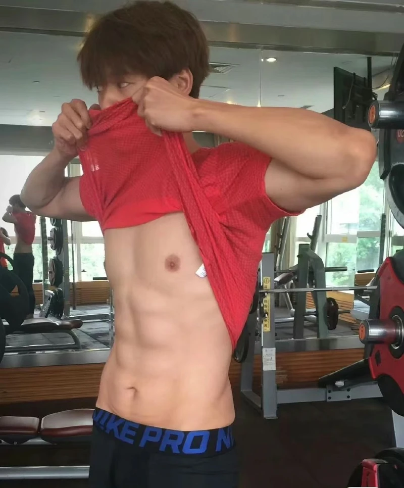 魏大勛在《我的人間煙火》爆紅前,大家熟知他的形象是綜藝咖,沒想到藏著結實好身材。 魏大勛在《我的人間煙火》爆紅前,大家熟知他的形象是綜藝咖,沒想到藏著結實好身材。