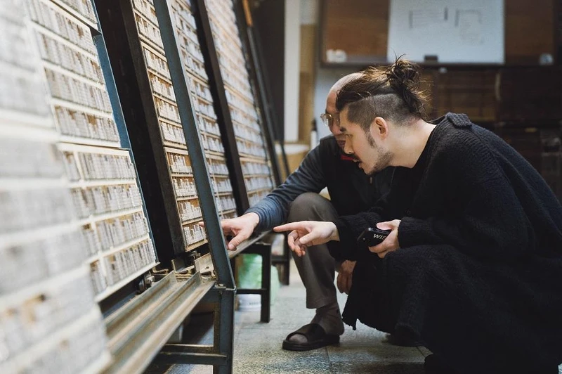 日星鑄字行第二代老闆張介冠一開口就有說不完的鉛字知識與歷史。