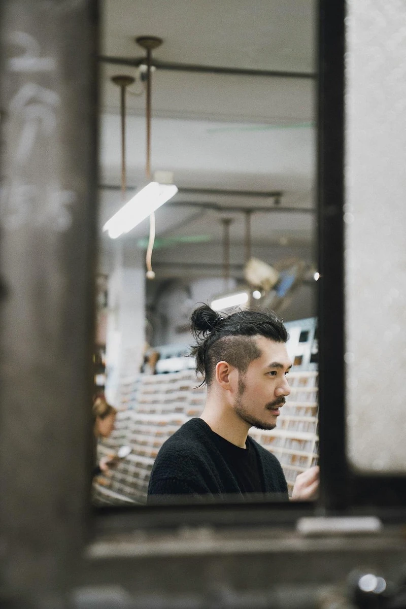 設計師葉忠宜在日星鑄字行為我們解說鉛字的設計與演變。