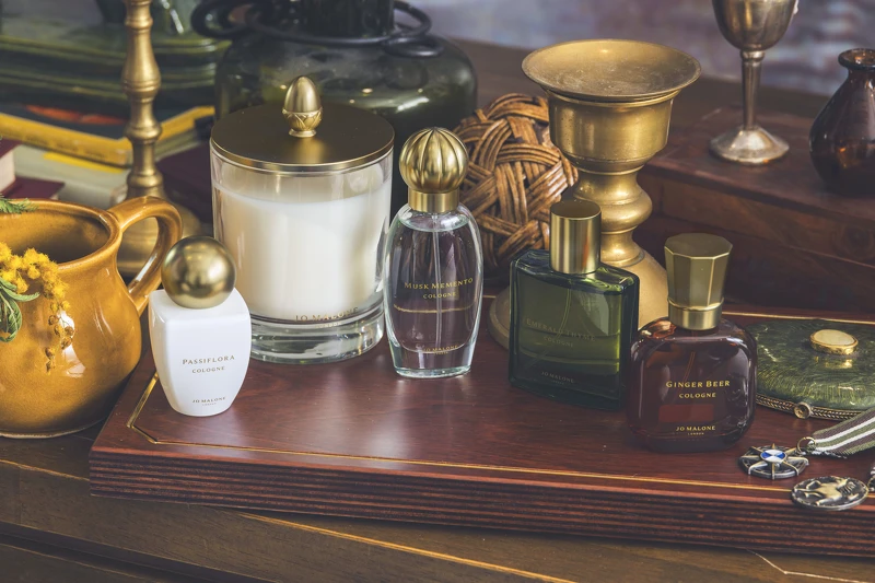 全新英倫古董市集系列 以四款限量香氣,體現古董市集中挖掘出的獨特迷人珍寶魅力。 全新英倫古董市集系列 以四款限量香氣,體現古董市集中挖掘出的獨特迷人珍寶魅力。