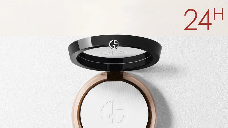 【超持妝絲絨控油蜜粉餅】9.4g / NT$2,800圖片出處: Armani Beauty 【超持妝絲絨控油蜜粉餅】9.4g / NT$2,800圖片出處: Armani Beauty