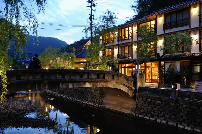 充滿文青氣息的城崎溫泉小鎮，從旅館、咖啡廳到寺廟吸引旅客造訪