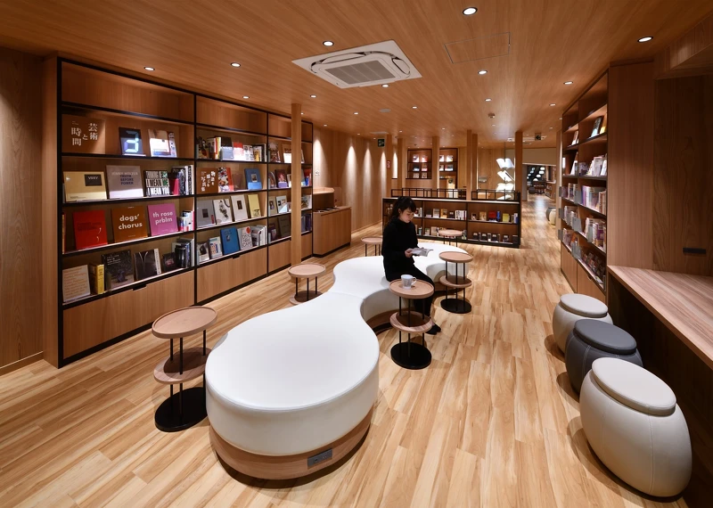 簡約現代設計的咖啡廳「短編喫茶Un」吸引文青造訪閱讀拍美照