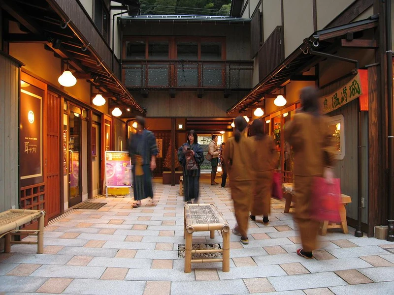 集結多樣土產店，適合休憩的閱讀空間「木屋町小路 三十三間廣場」