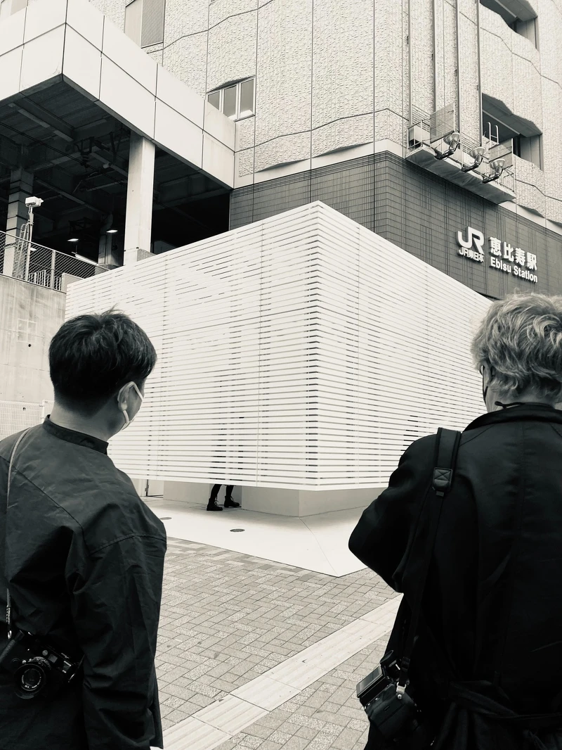 《我的完美日常》花絮：導演文溫德斯(右)與編劇高崎卓馬親自走訪位於惠比壽車站前的公廁勘景.