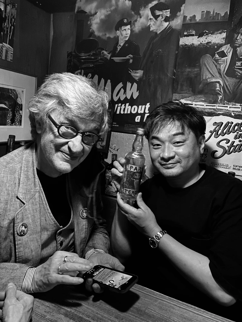 《我的完美日常》花絮：導演文溫德斯(左)與高崎卓馬共同攜手編劇.