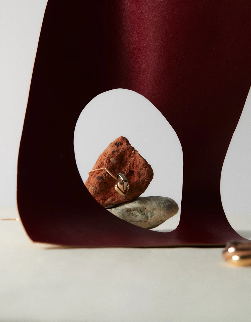 Trinity 系列枕形款項鍊,18K白金、玫瑰金與黃金;Trinity 系列超大型款戒指,18K白金、玫瑰金與黃金,both by Cartier。 Trinity 系列枕形款項鍊,18K白金、玫瑰金與黃金;Trinity 系列超大型款戒指,18K白金、玫瑰金與黃金,both by Cartier。