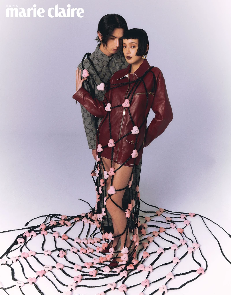 Jun/GG 灰色帆布皮夾克、 GG 灰色帆布皮褲、 Horsebit 銀扣黑色厚底鞋,all by Gucci。Kiwi/Ancora 紅色皮革機車夾克、Ancora 紅色短皮褲、紅色漆皮裸高跟鞋、G Motif Line 耳環,all by Gucci。 Jun/GG 灰色帆布皮夾克、 GG 灰色帆布皮褲、 Horsebit 銀扣黑色厚底鞋,all by Gucci。Kiwi/Ancora 紅色皮革機車夾克、Ancora 紅色短皮褲、紅色漆皮裸高跟鞋、G Motif Line 耳環,all by Gucci。