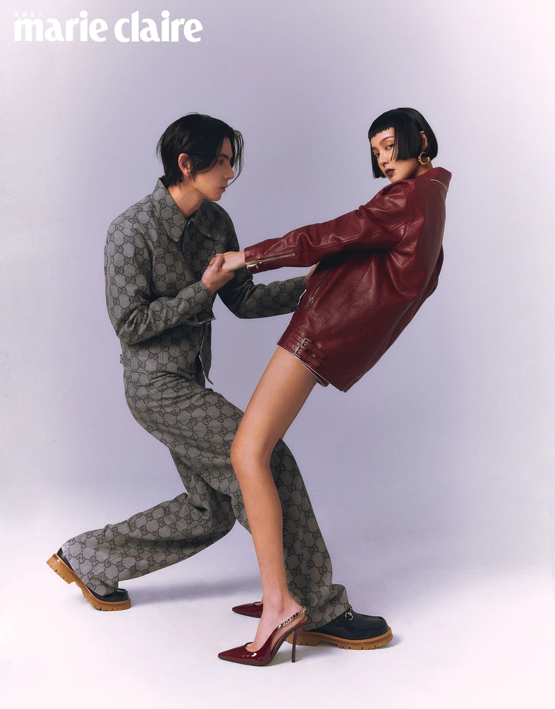 Jun/GG 灰色帆布皮夾克、 GG 灰色帆布皮褲、 Horsebit 銀扣黑色厚底鞋,all by Gucci。Kiwi/Ancora 紅色皮革機車夾克、Ancora 紅色短皮褲、紅色漆皮裸高跟鞋、G Motif Line 耳環,all by Gucci。 Jun/GG 灰色帆布皮夾克、 GG 灰色帆布皮褲、 Horsebit 銀扣黑色厚底鞋,all by Gucci。Kiwi/Ancora 紅色皮革機車夾克、Ancora 紅色短皮褲、紅色漆皮裸高跟鞋、G Motif Line 耳環,all by Gucci。