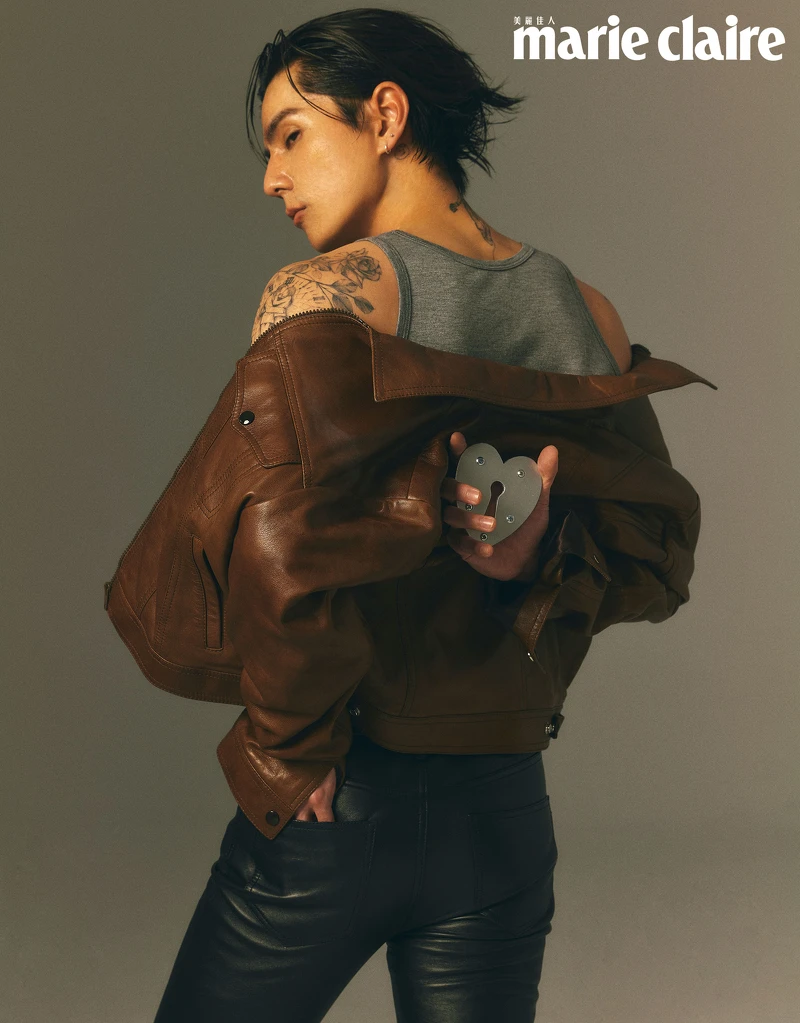 柔軟羊皮 Trucker 外套、柔軟羊皮牛仔褲、亮面牛皮格 Celine Leon 金屬鞋頭拉鍊皮靴,all by Celine Homme;灰色背心,Ferragmo。 柔軟羊皮 Trucker 外套、柔軟羊皮牛仔褲、亮面牛皮格 Celine Leon 金屬鞋頭拉鍊皮靴,all by Celine Homme;灰色背心,Ferragmo。