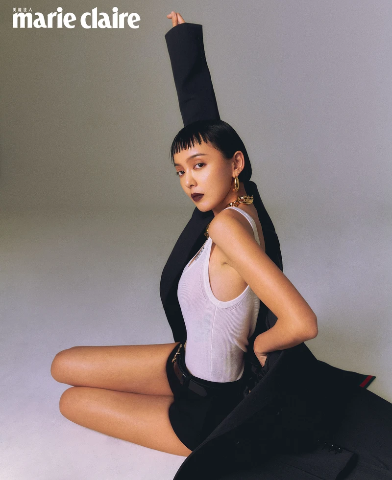 中灰混羊毛長外套、白色羊絨真絲背心、黑色低腰羊毛短褲、Marina Chain 項鍊、Marina Chain 耳環,all by Gucci。 中灰混羊毛長外套、白色羊絨真絲背心、黑色低腰羊毛短褲、Marina Chain 項鍊、Marina Chain 耳環,all by Gucci。