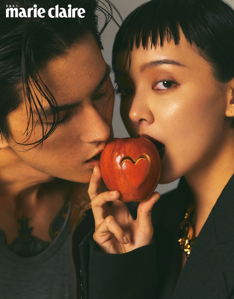 Jun/柔軟羊皮 Trucker 外套,Celine Homme;灰色背心,Ferragmo。Kiwi/中灰混羊毛長外套、白色羊絨真絲背心、Marina Chain 項鍊、Marina Chain 耳環,all by Gucci。 Jun/柔軟羊皮 Trucker 外套,Celine Homme;灰色背心,Ferragmo。Kiwi/中灰混羊毛長外套、白色羊絨真絲背心、Marina Chain 項鍊、Marina Chain 耳環,all by Gucci。