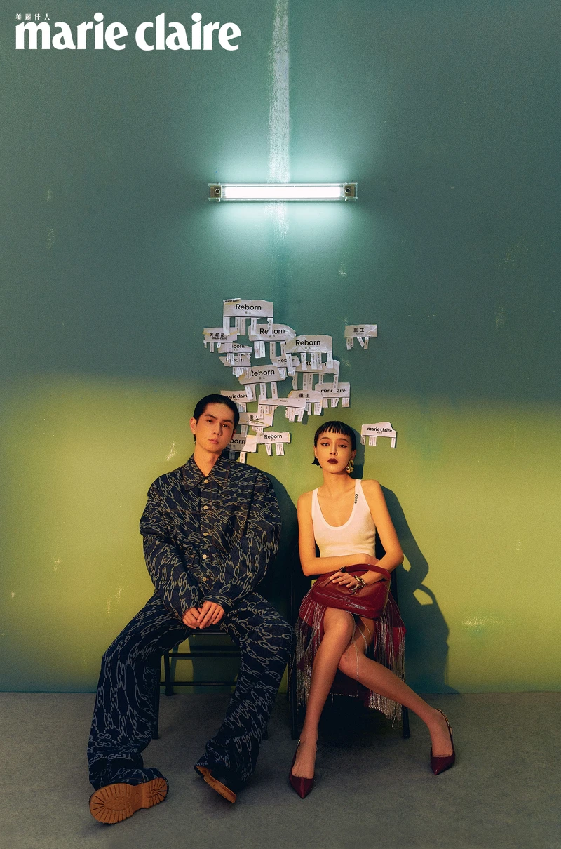 Jun/ GG 深藍色牛仔夾克、GG 深藍色牛仔長褲、Horsebit 銀扣黑色厚底鞋,all by Gucci。Kiwi /白色羊絨真絲背心、Ancora 紅色中長裙、Marina Chain 手鍊、G Motif Line 單圈大耳環、Jackie Ancora 紅色小型肩背包,all by Gucci。 Jun/ GG 深藍色牛仔夾克、GG 深藍色牛仔長褲、Horsebit 銀扣黑色厚底鞋,all by Gucci。Kiwi /白色羊絨真絲背心、Ancora 紅色中長裙、Marina Chain 手鍊、G Motif Line 單圈大耳環、Jackie Ancora 紅色小型肩背包,all by Gucci。