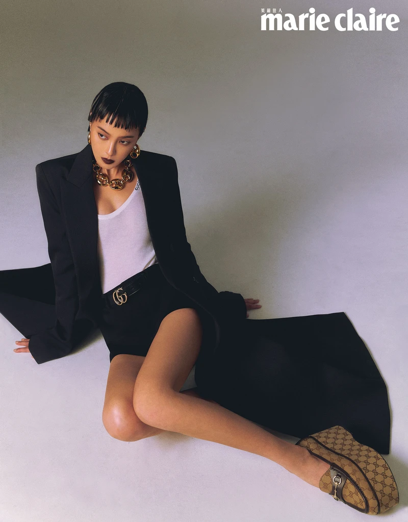 中灰混羊毛長外套、白色羊絨真絲背心、黑色低腰羊毛短褲、Marina Chain 項鍊、Marina Chain 耳環、Horsebit GG厚底鞋,all by Gucci。 中灰混羊毛長外套、白色羊絨真絲背心、黑色低腰羊毛短褲、Marina Chain 項鍊、Marina Chain 耳環、Horsebit GG厚底鞋,all by Gucci。