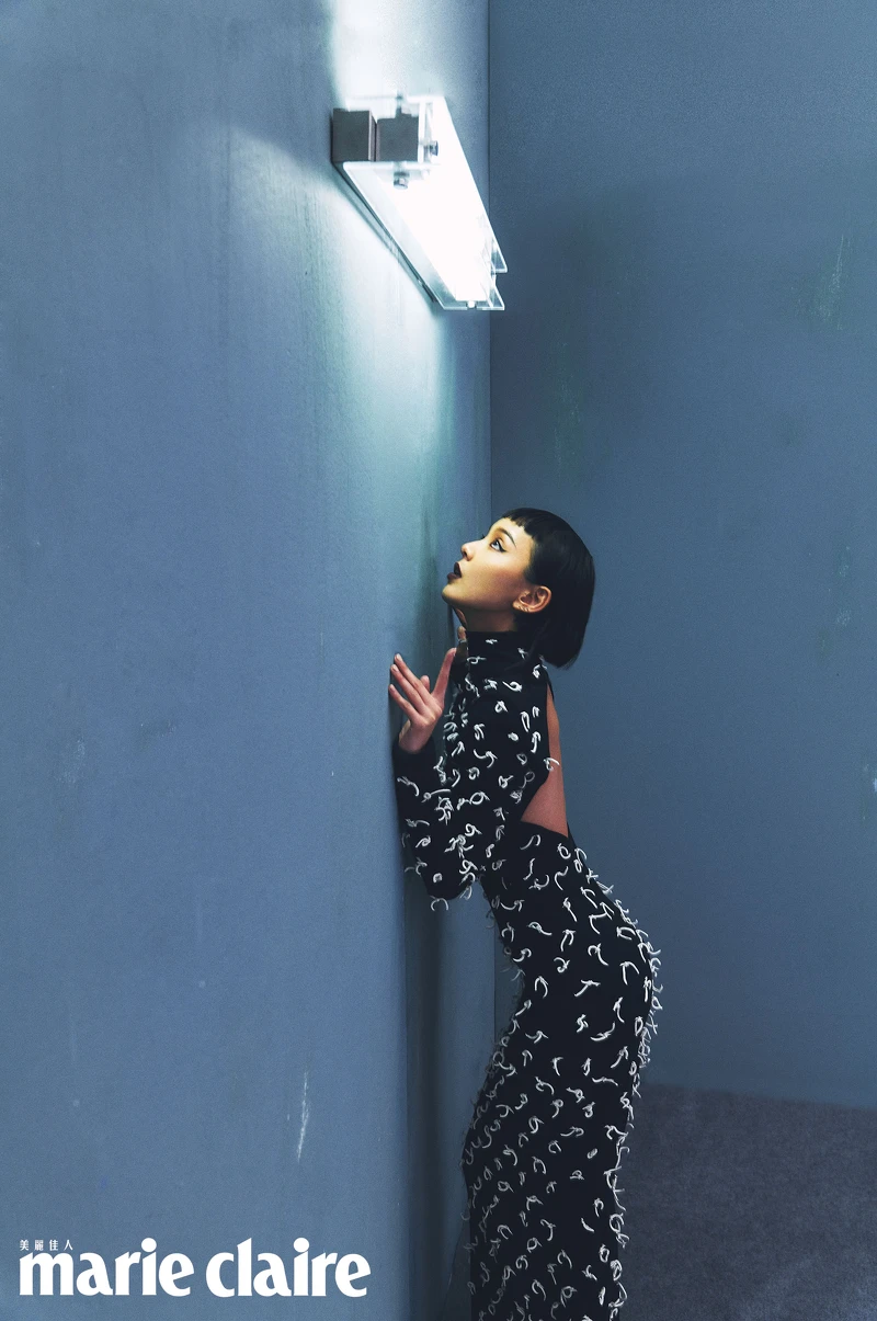 扭結裝飾露背禮服,Bottage Veneta。 扭結裝飾露背禮服,Bottage Veneta。