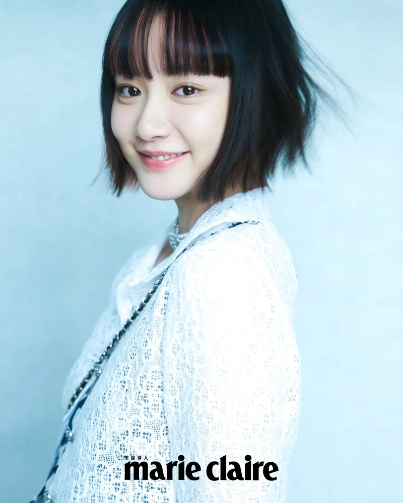 白色亮片短版外套與及膝裙、黑白透視背心上衣、 黑色皮革相機包、香奈兒服飾珠寶配件，all by CHANEL。