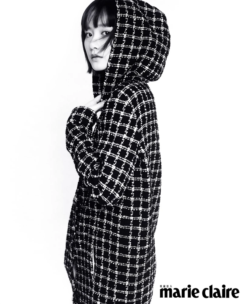 幻彩斜紋軟呢連帽洋裝、香奈兒服飾珠寶配件，all by CHANEL。