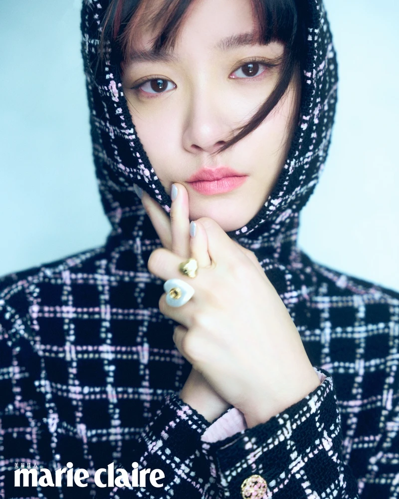 幻彩斜紋軟呢連帽洋裝、香奈兒服飾珠寶配件，all by CHANEL。