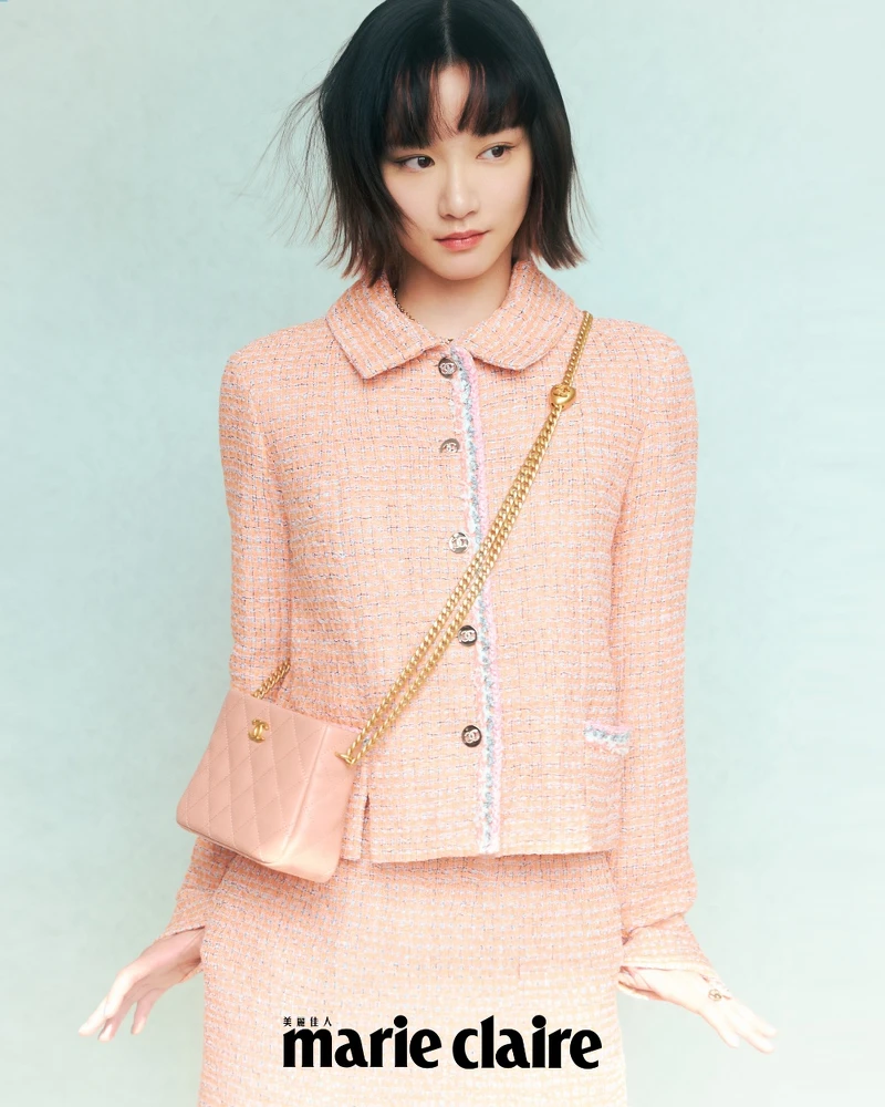 粉色斜紋軟呢外套與短裙、香奈兒服飾珠寶配件，all by CHANEL。
