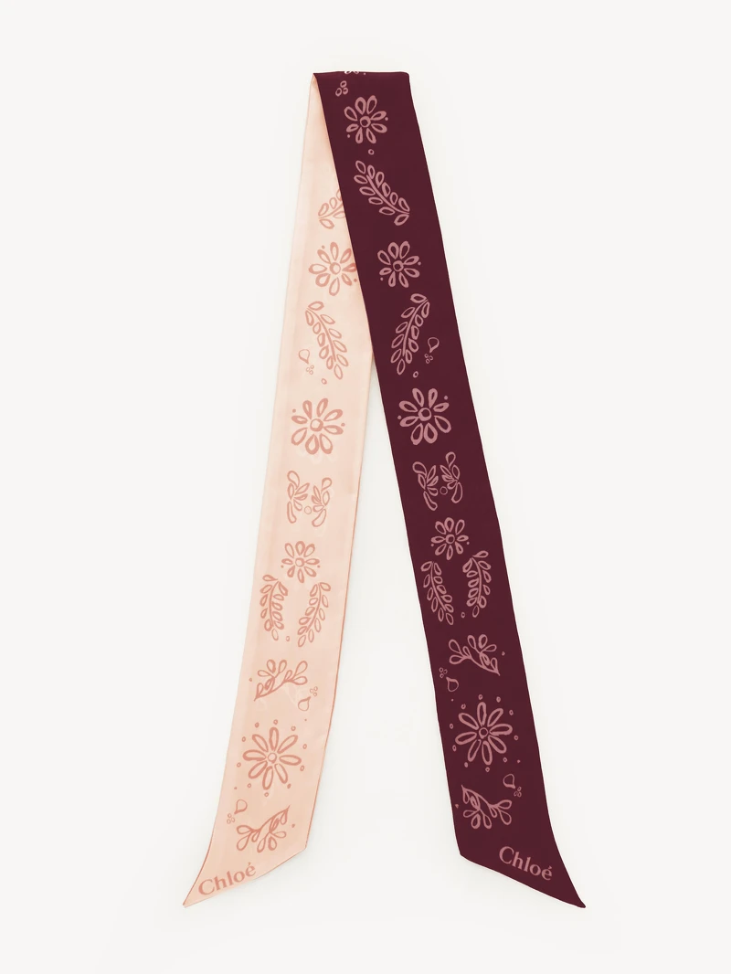 Chloé 英式刺繡煙燻玫瑰印花絲巾,NT7,250。 Chloé 英式刺繡煙燻玫瑰印花絲巾,NT7,250。
