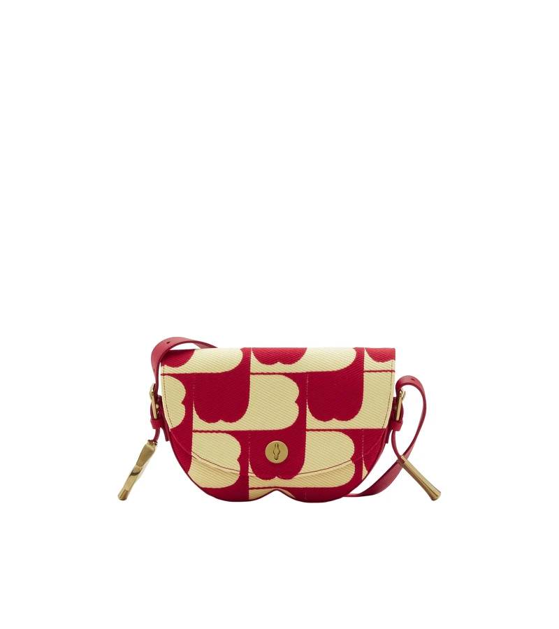 Burberry Chess 郵筒紅與雪酪色學院風背包,NT125,000。 Burberry Chess 郵筒紅與雪酪色學院風背包,NT125,000。