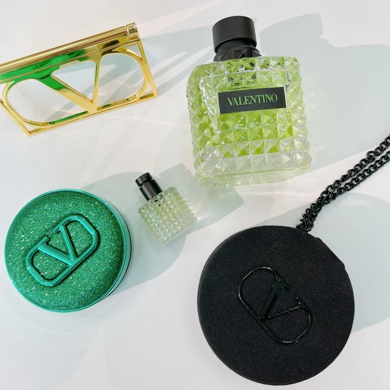 Valentino高訂氣墊粉餅手拿包(黑)、高訂VLOGO名片鏡。