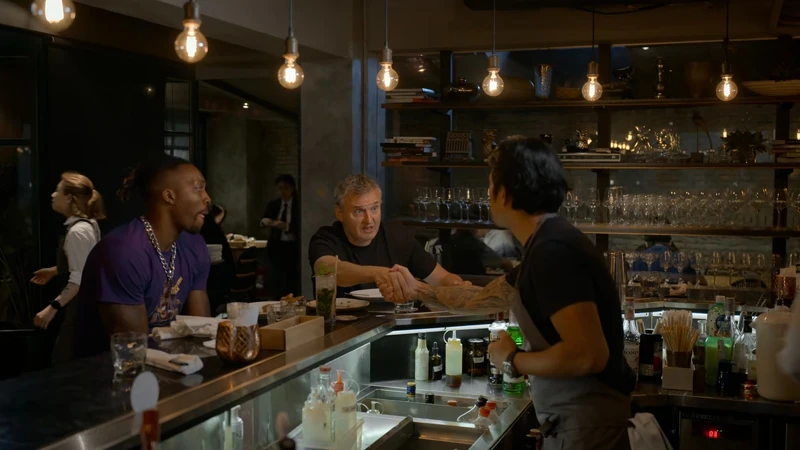 三人相談甚歡。