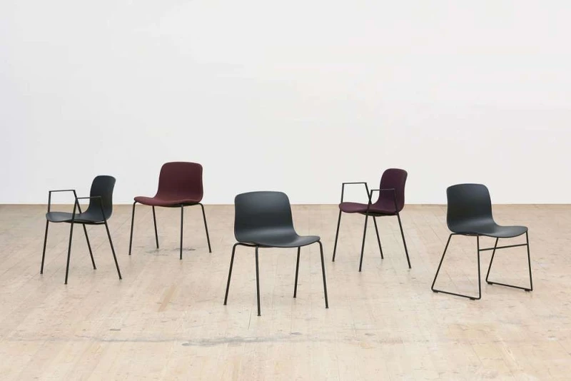 「AAC 08」椅具有彩色外殼。 「AAC 08」椅具有彩色外殼。