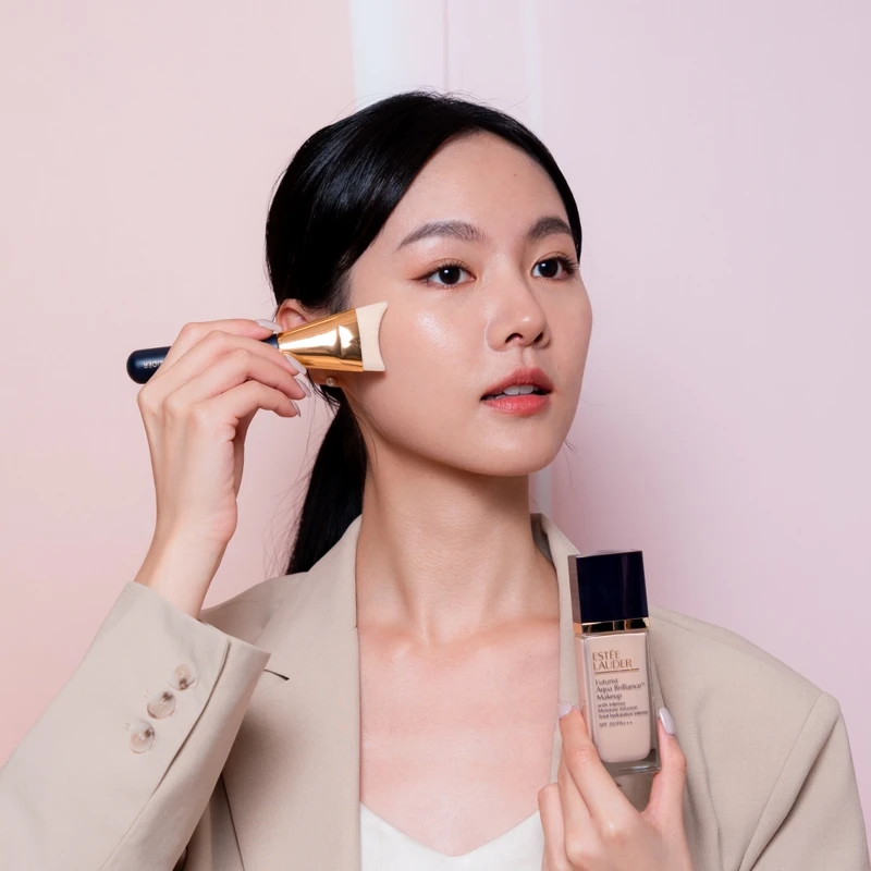 雅詩蘭黛聚光粉保濕粉底精華SPF 20/PA+++上妝示意。