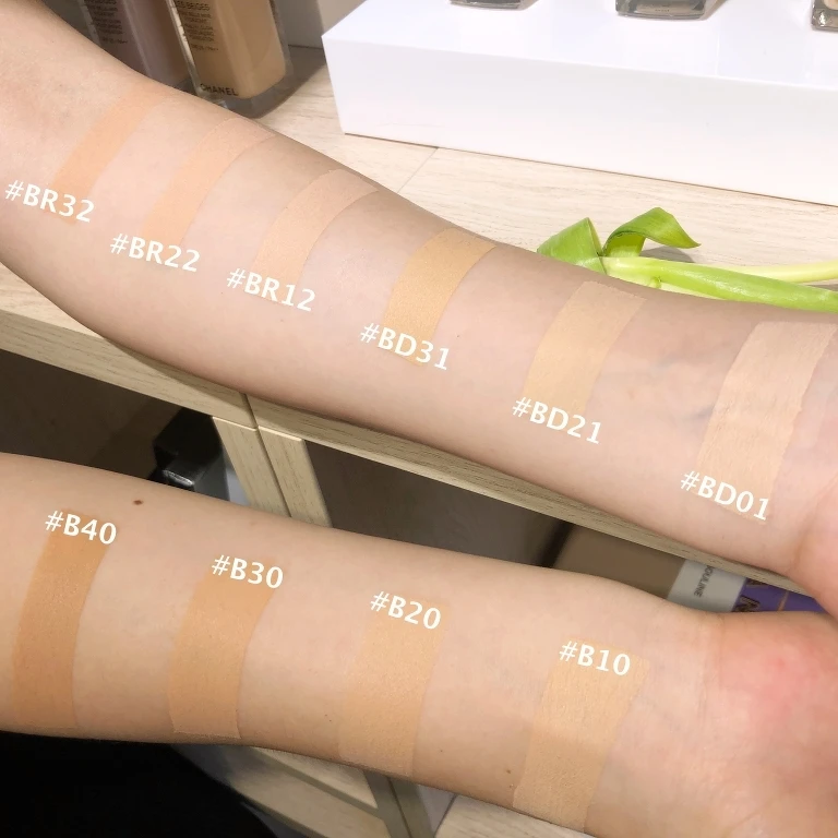 Chanel香奈兒恆潤裸光水慕絲粉底SPF25/PA++手部試色。