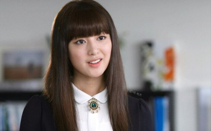 金智媛刁人的嘴揚起，光是一張照片就威力十足