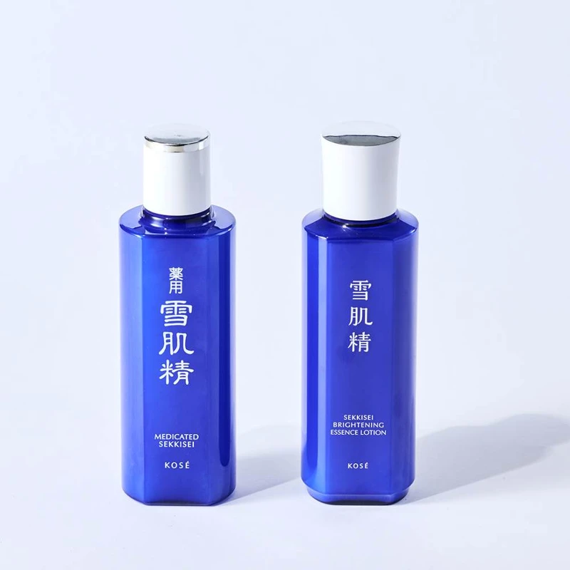 (左)高絲雪肌精200ml，NT1,100、360ml，NT1,680。(右)高絲雪肌精澄白薏透露200ml，NT880、350ml，NT1,380。