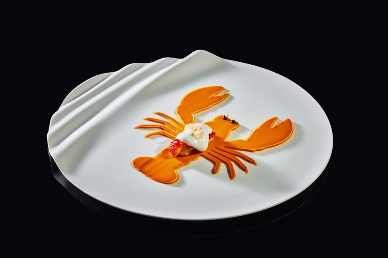 泰式風味龍蝦，擺盤配色也呼應空間設計。