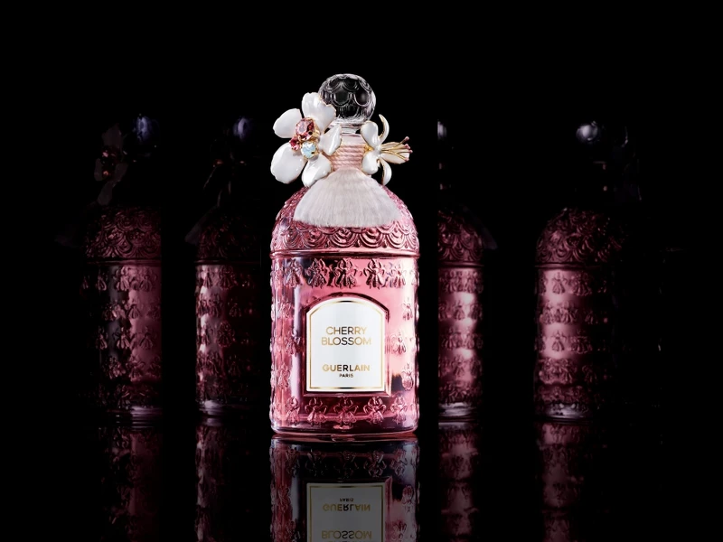 嬌蘭2024花冠粉櫻淡香水珠櫻流蘇蜂印瓶主視覺。 嬌蘭2024花冠粉櫻淡香水珠櫻流蘇蜂印瓶主視覺。