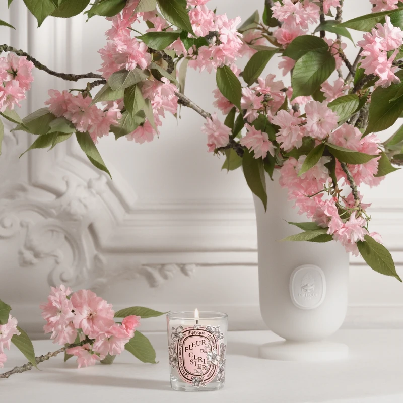 Diptyque 2024限量櫻花香氛蠟燭情境圖。 Diptyque 2024限量櫻花香氛蠟燭情境圖。